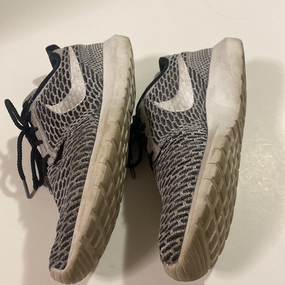 Nike Flyknit Roshe Run Size 11.5 - Picture 4 of 6
